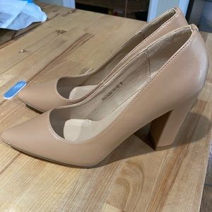 Nude pumps NWT size 9 fits like 8